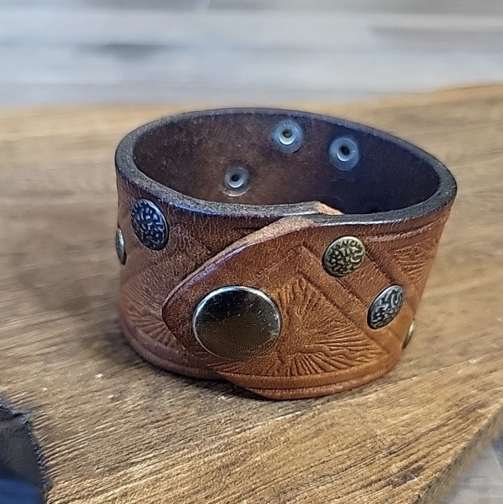 Vtg Embossed Sun Studded Adjustable Length Leather Bracelet - Picture 2 of 12